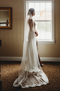 femme vêtue d'une robe blanche
