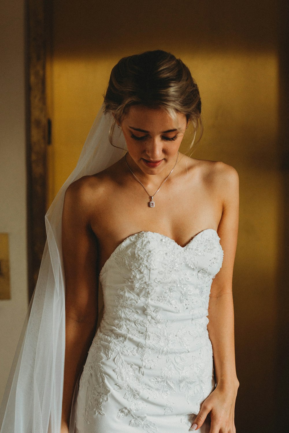 Frau in weißem Tube Brautkleid