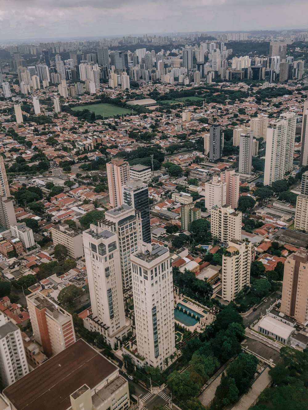 Vue aérienne des bâtiments de la ville pendant la journée