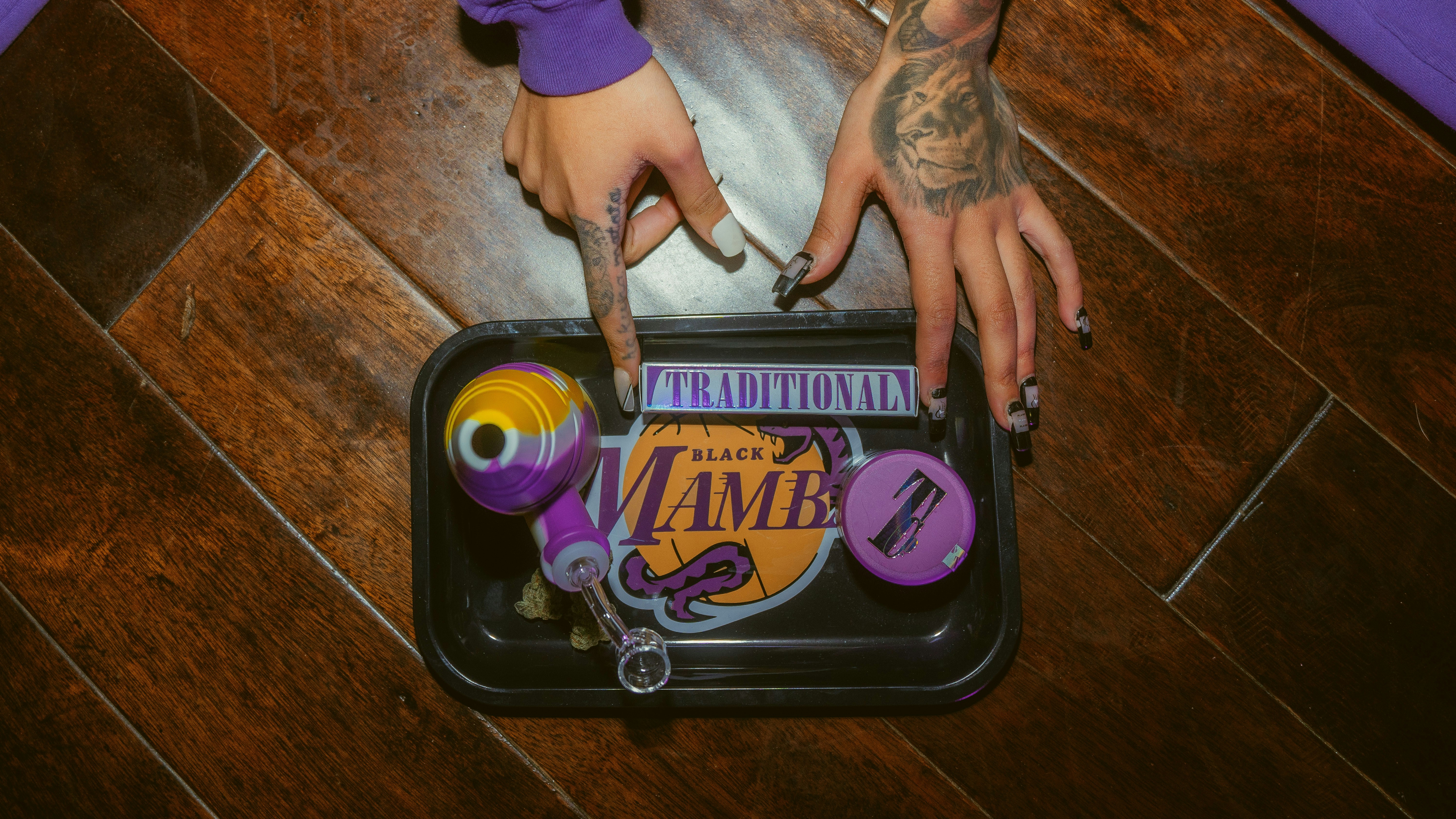 Contenedor con estampado de gato marrón y negro