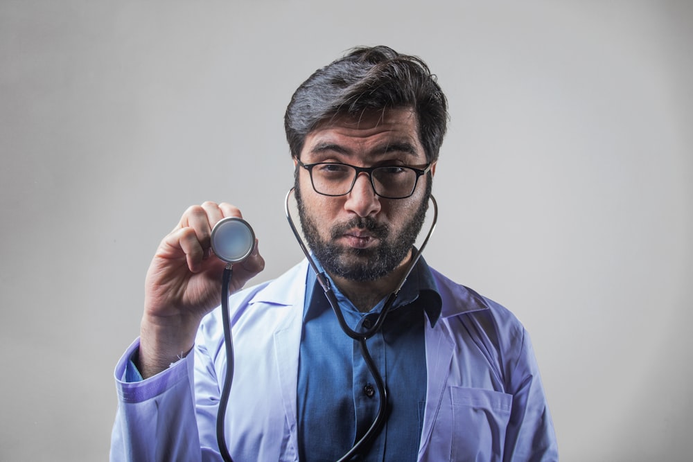 Mann im blauen Hemd mit schwarz gerahmter Brille