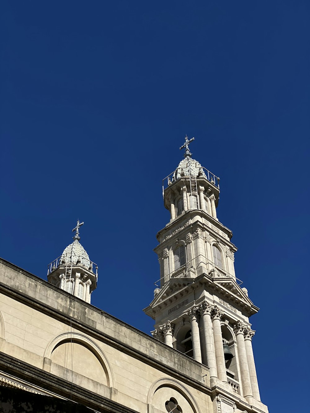 Bâtiment en béton blanc sous le ciel bleu pendant la journée