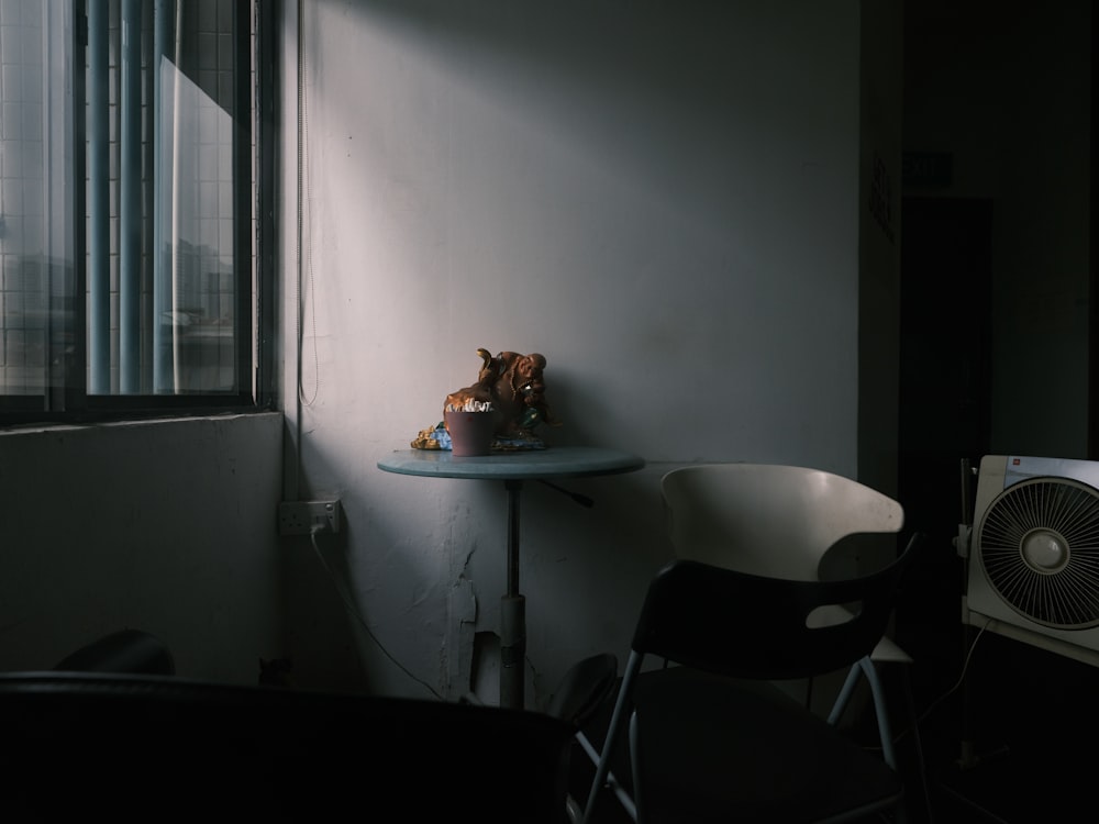 昼間の窓際の白いテーブル