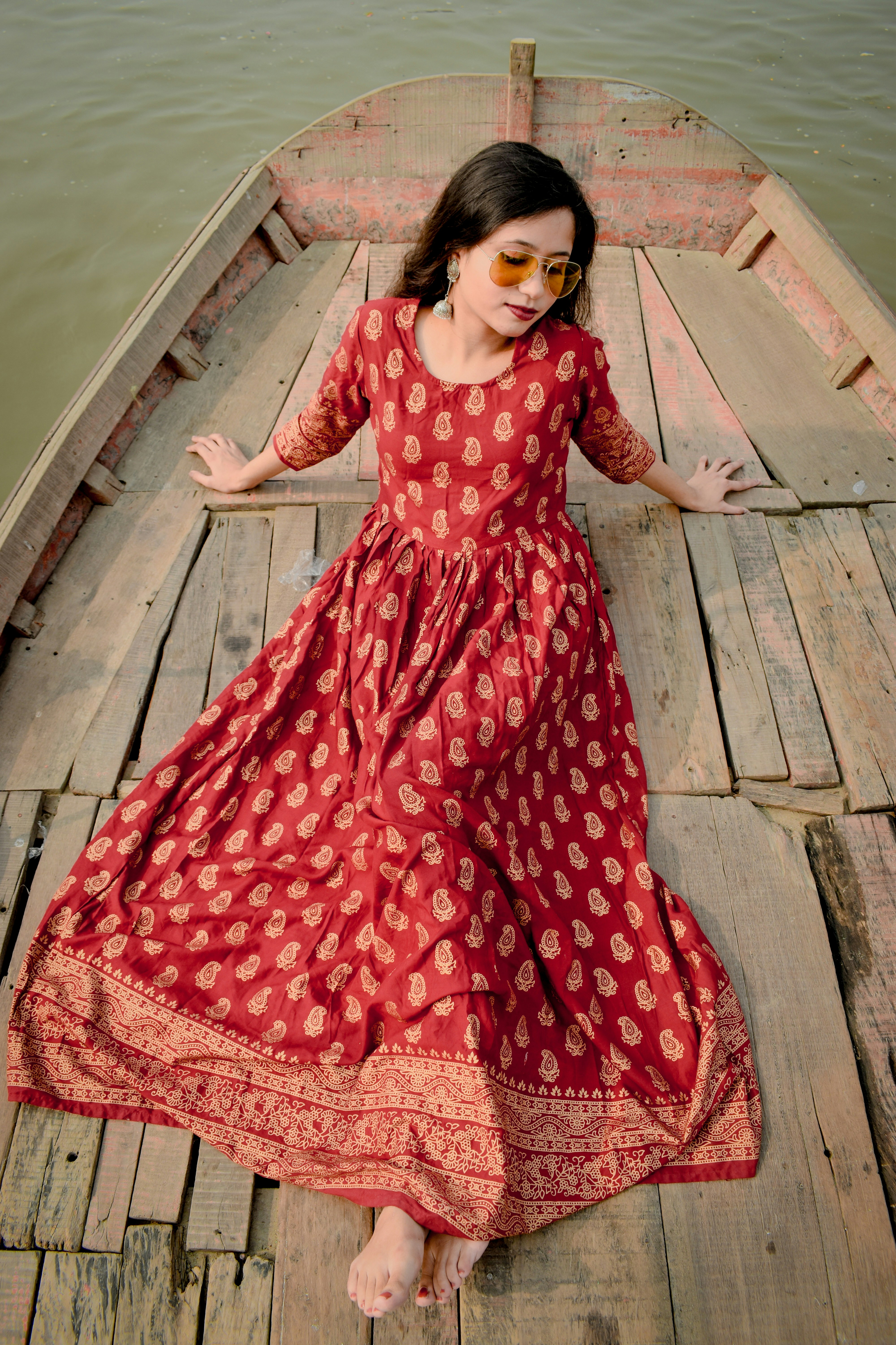 wanita dengan gaun polkadot merah dan putih