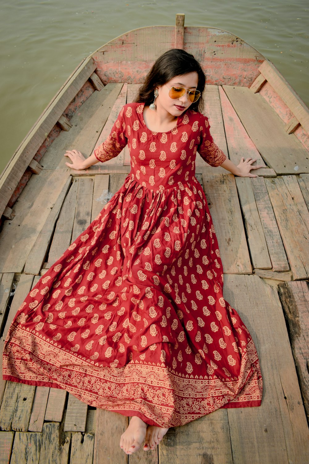 Foto Mujer con vestido de lunares rojo y blanco – Imagen Marrón gratis en  Unsplash