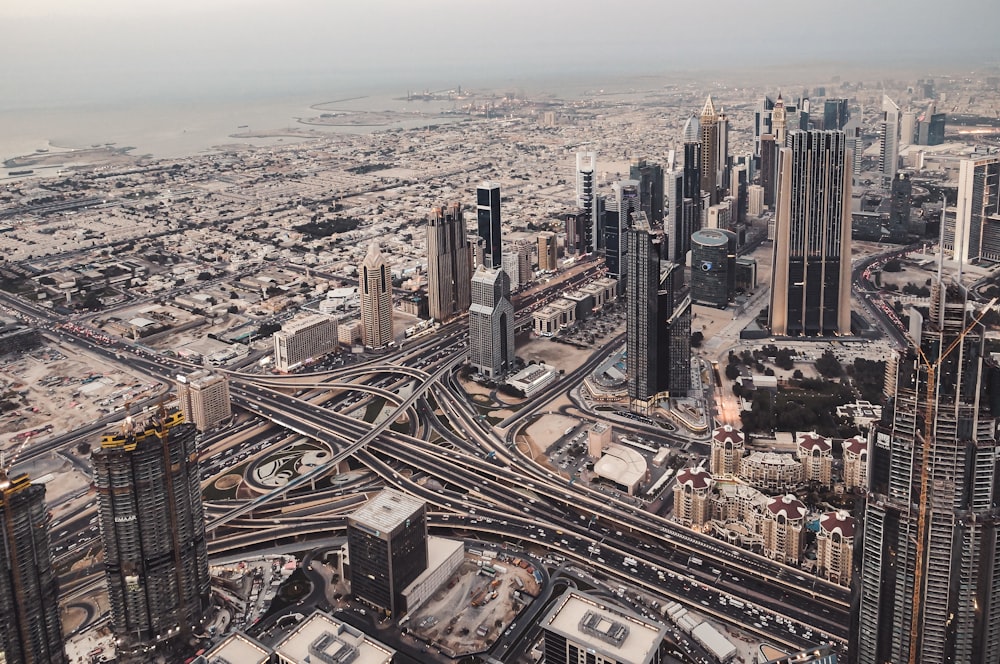 vista aérea dos edifícios da cidade durante o dia