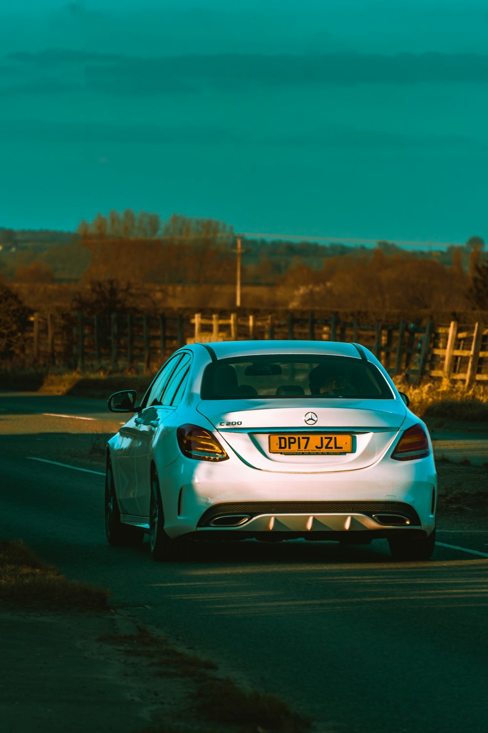 BMW M 3 blanche sur route pendant la journée