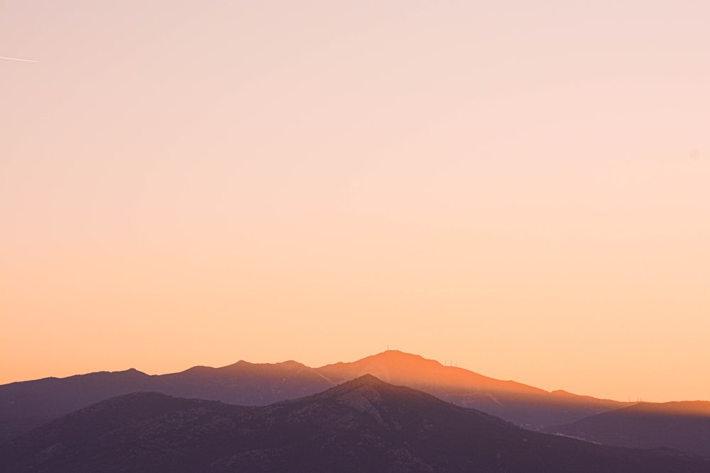 Silueta de montañas durante la puesta de sol