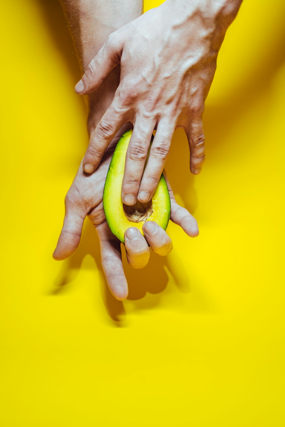 mão de pessoas na superfície amarela