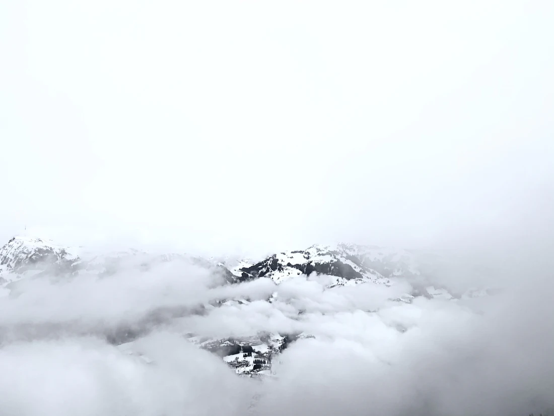 Witte wolken boven een besneeuwde berg bij Kirchberg in Tirol