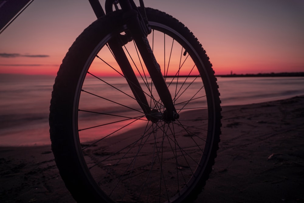 roda de bicicleta preta durante o pôr do sol