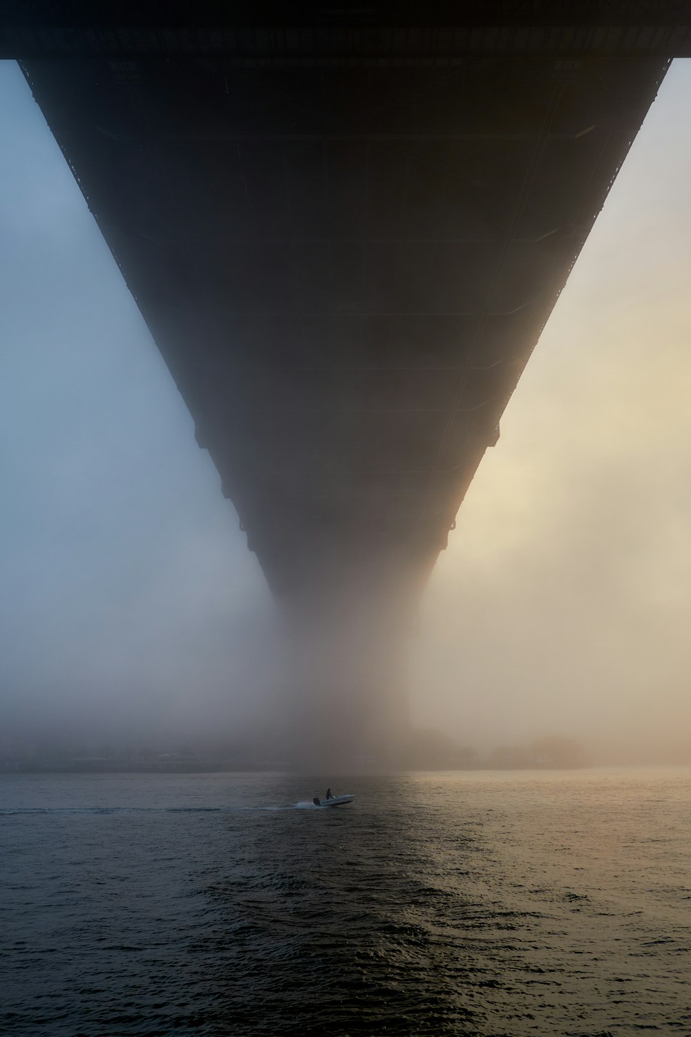 Cuerpo de agua bajo el cielo blanco durante el día