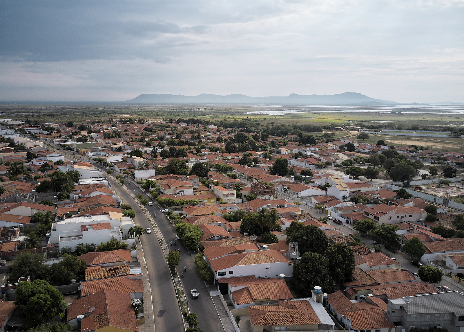 Vista aérea da malha urbana até o limite com a área ainda não ocupada.