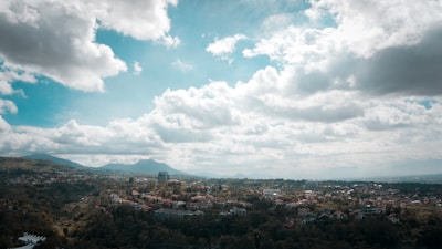 A panoramic view of Huancabamba's lush green hills under a bright blue sky.