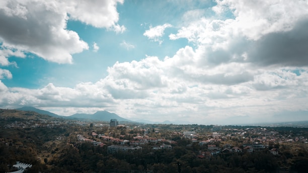 A panoramic view of Huancabamba's lush green hills under a bright blue sky.