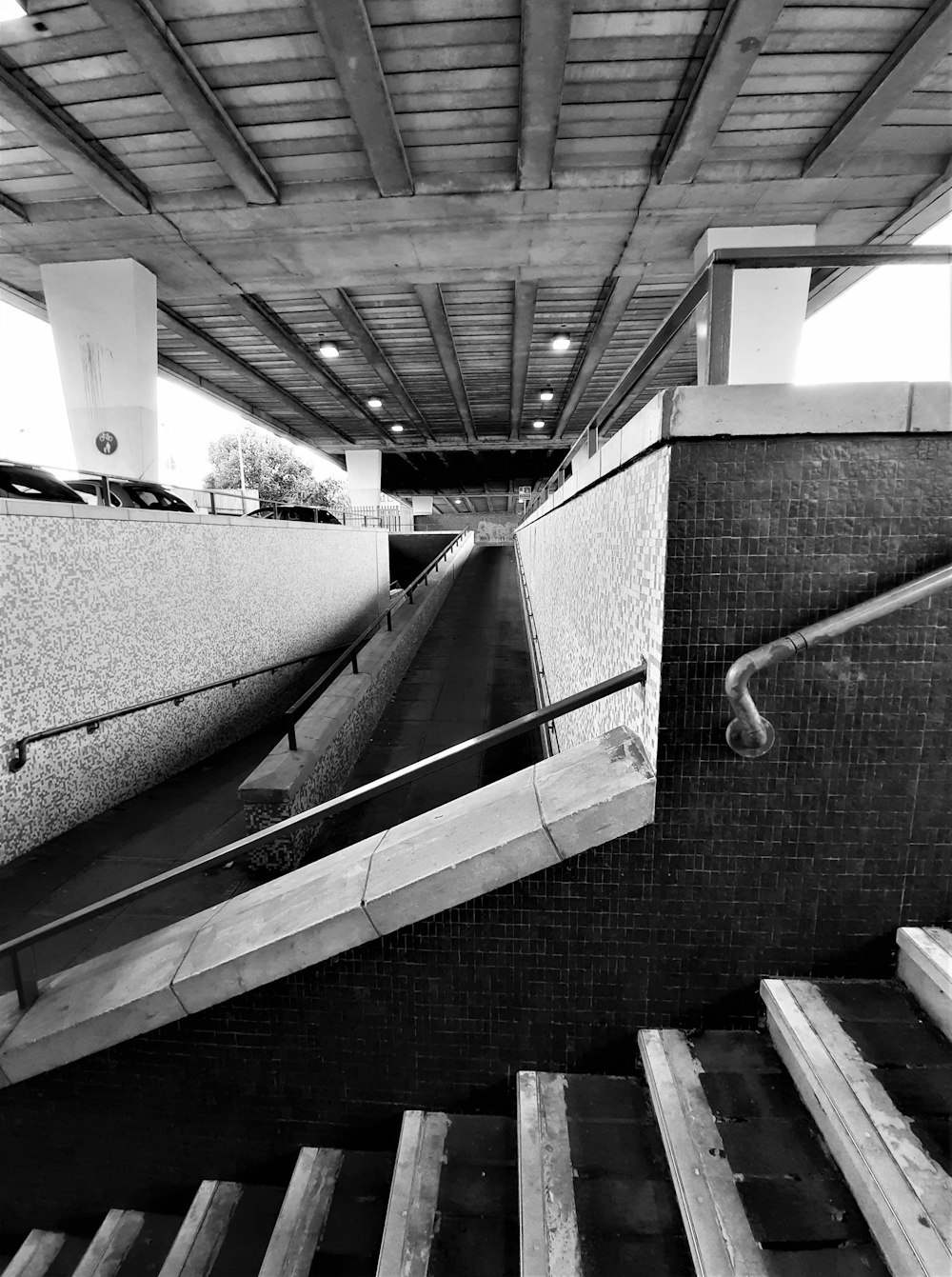 Graue und schwarze Rolltreppe in einem Gebäude