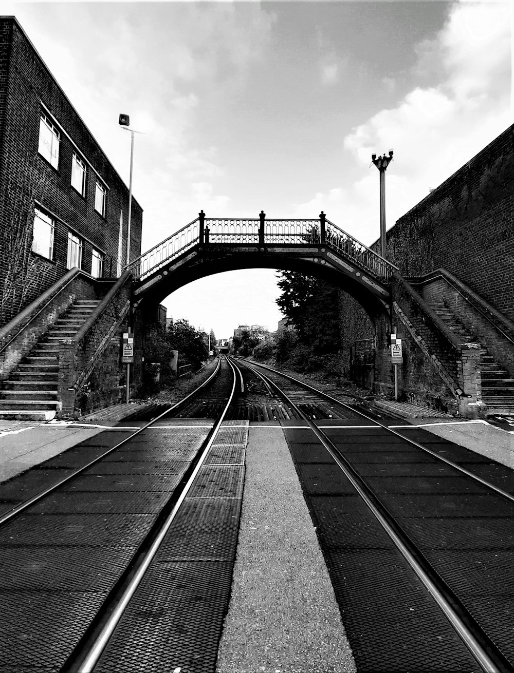 Foto en escala de grises de la vía férrea del tren