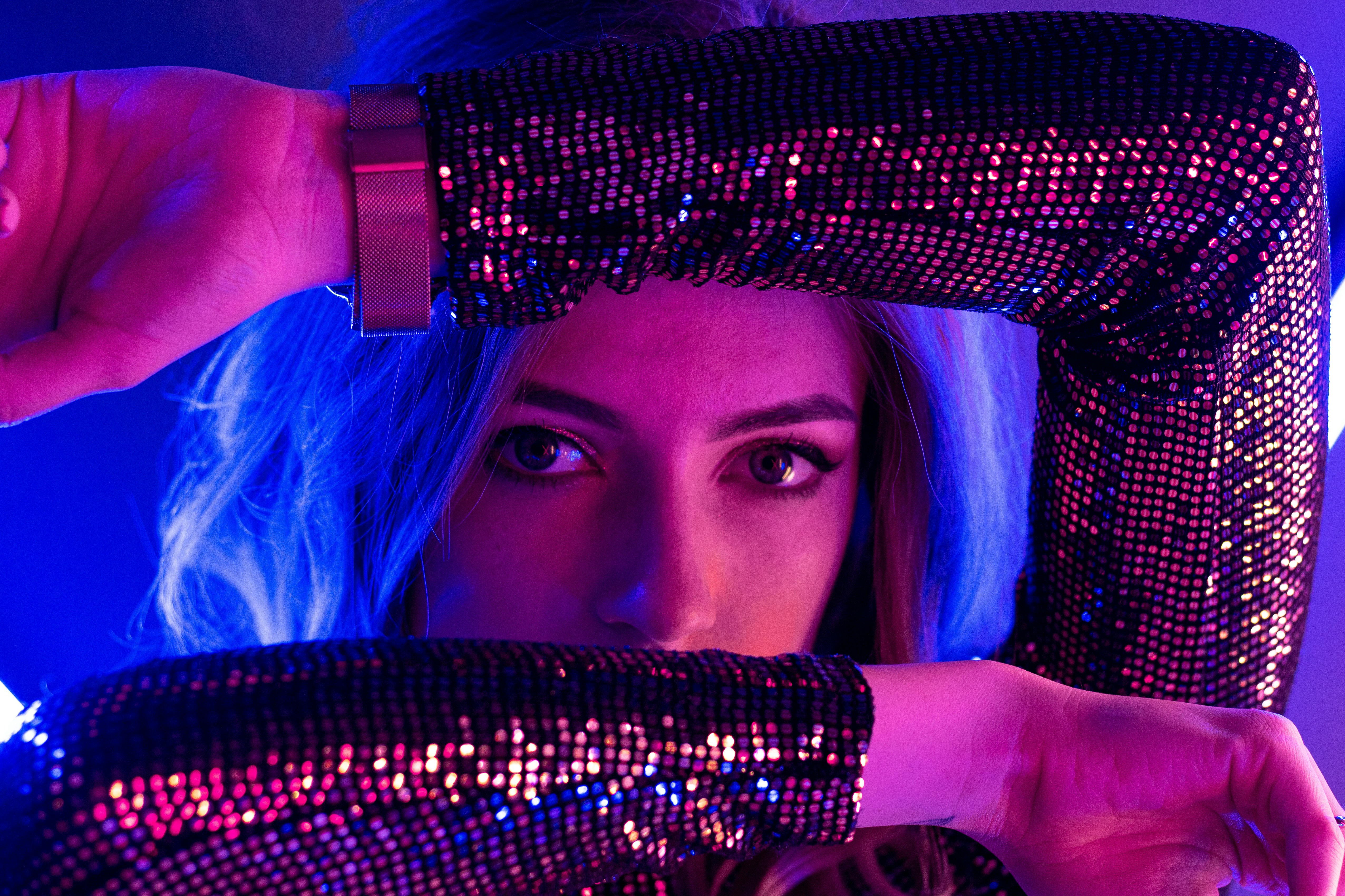 femme aux cheveux violets et portant un foulard noir et marron