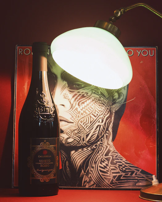 A personalized bottle featuring vibrant, detailed artwork from Karyfactory.