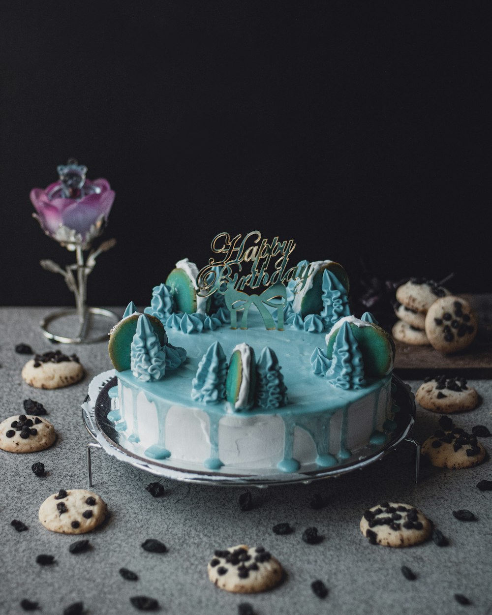 blue and white cupcakes on blue cake stand