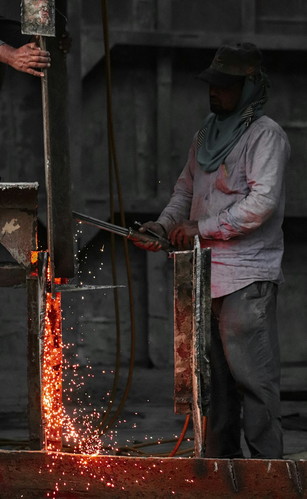 hombre en chaqueta gris sosteniendo el bastón