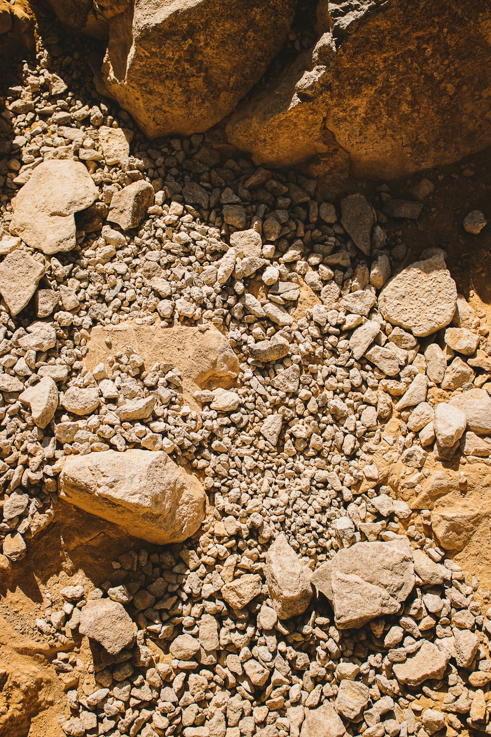 Fragmentos de piedra marrón y gris