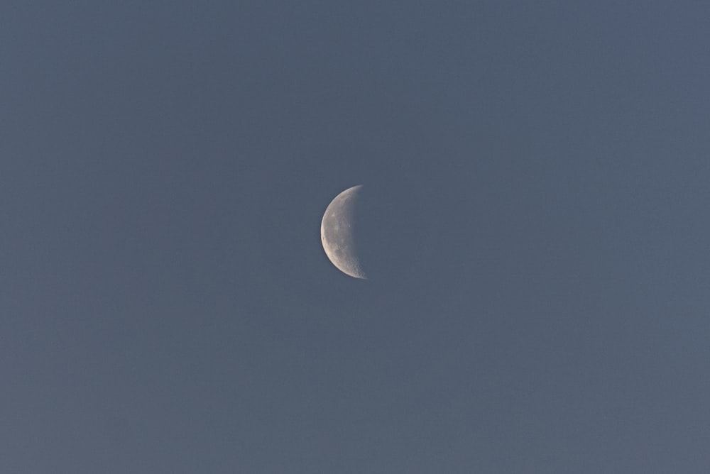 Luna llena en cielo azul