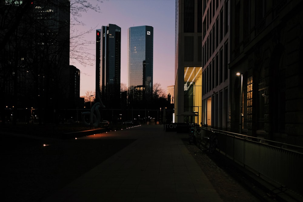 edifícios da cidade durante a noite