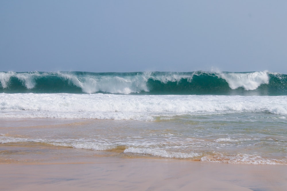 ocean waves crashing on shore during daytime