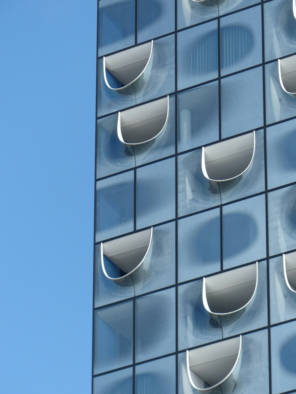 Bâtiment en béton blanc et bleu