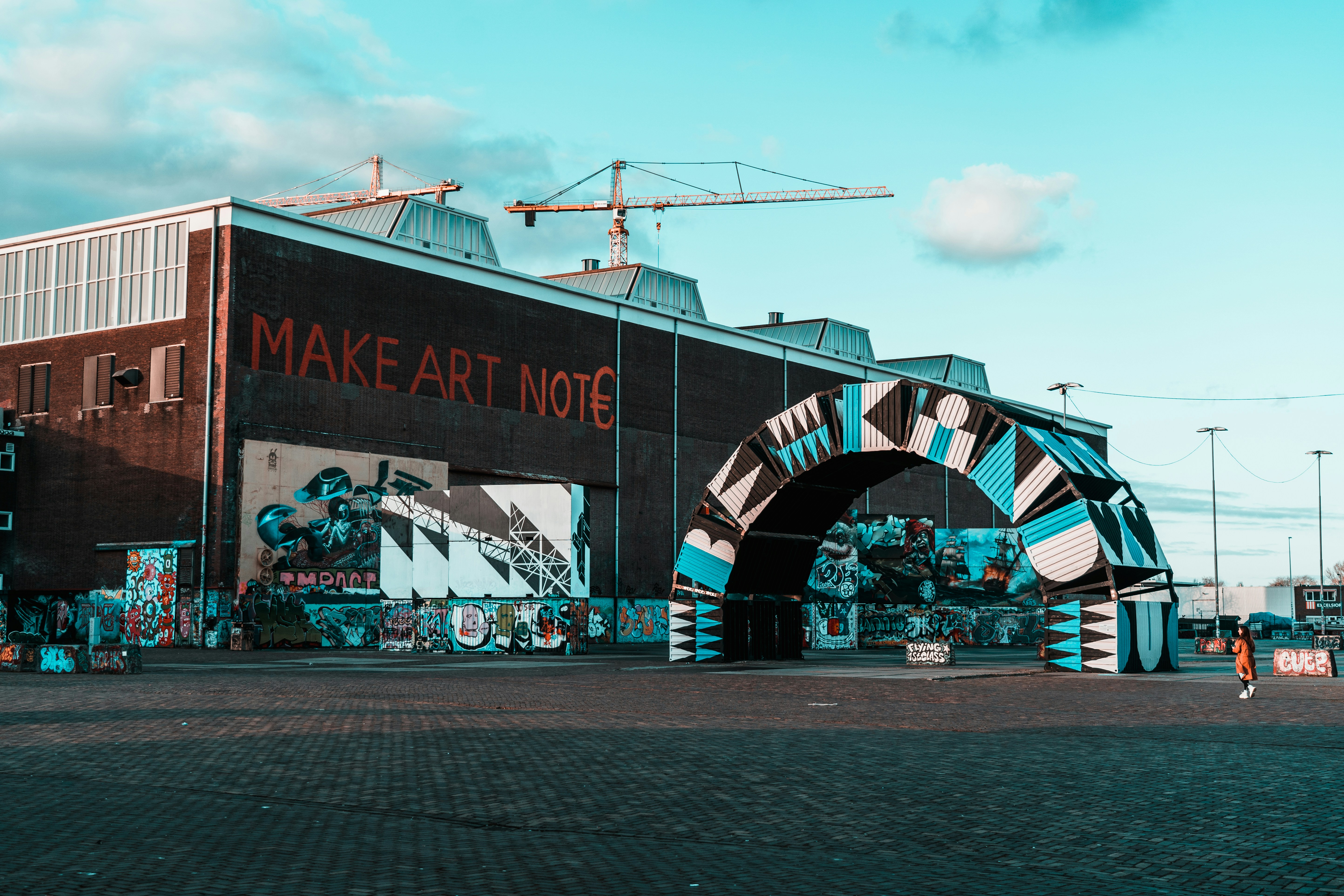 pessoas andando na rua durante o dia