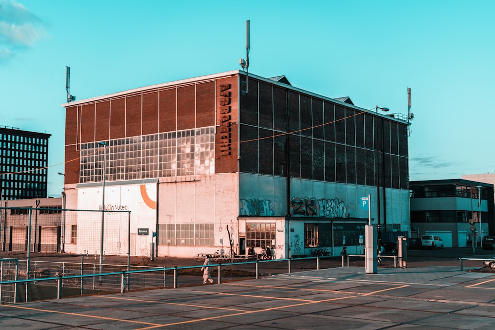 Edificio de hormigón blanco y azul durante el día