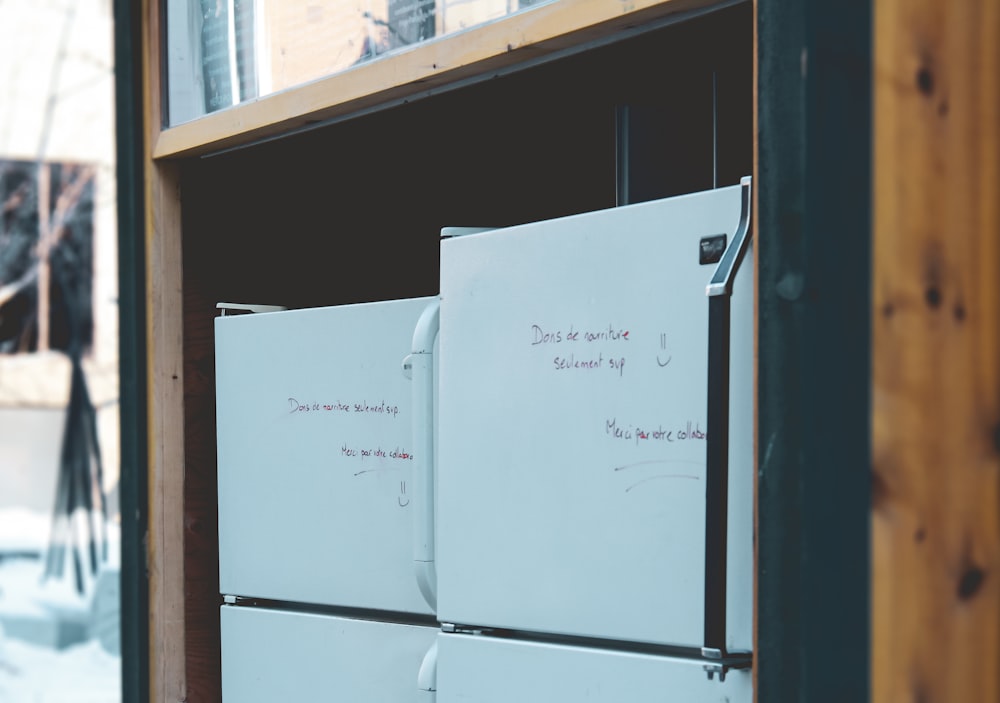 Refrigerador blanco de montaje superior junto a estante de madera marrón
