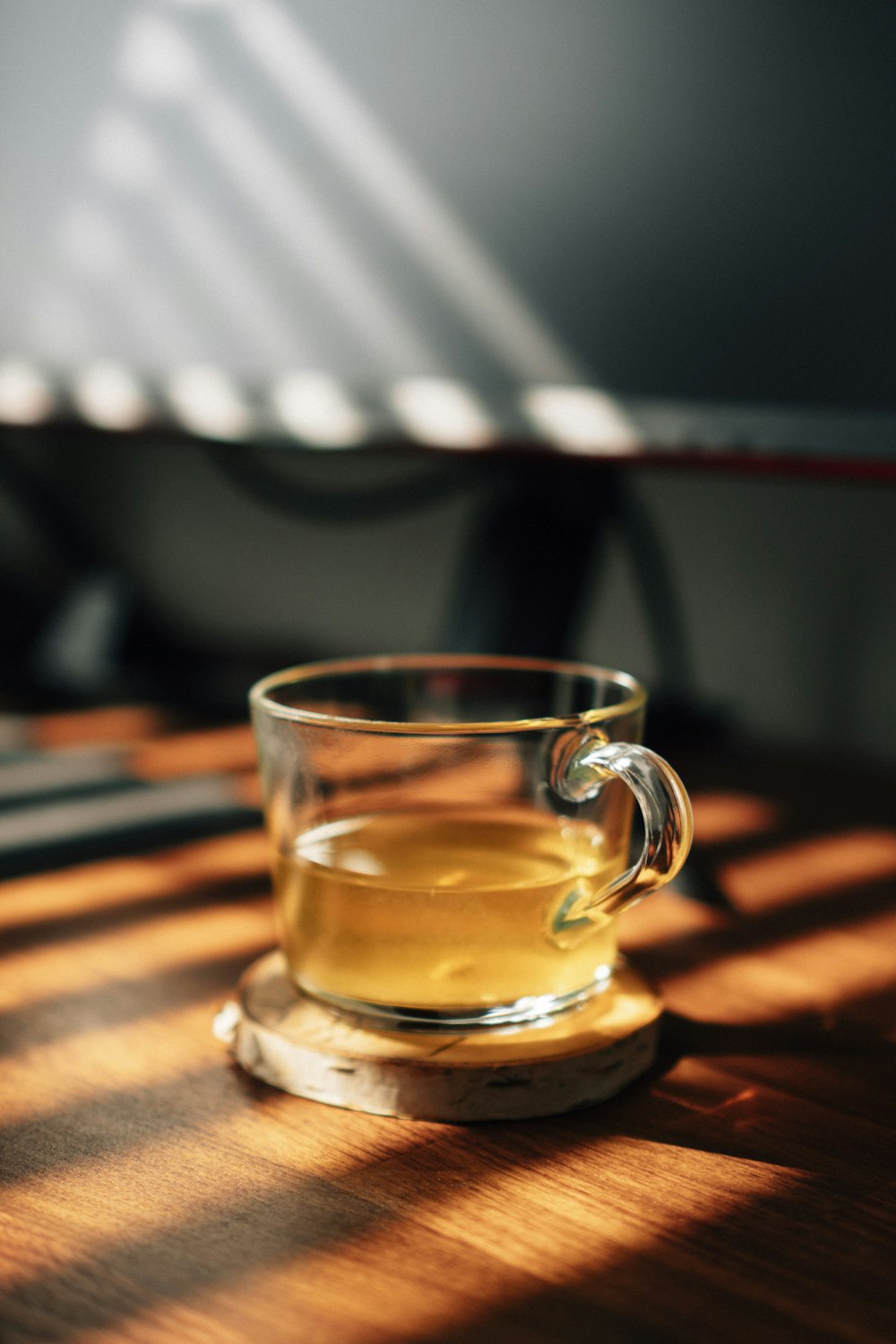 茶色の木製のテーブルに透明なガラスのマグカップ