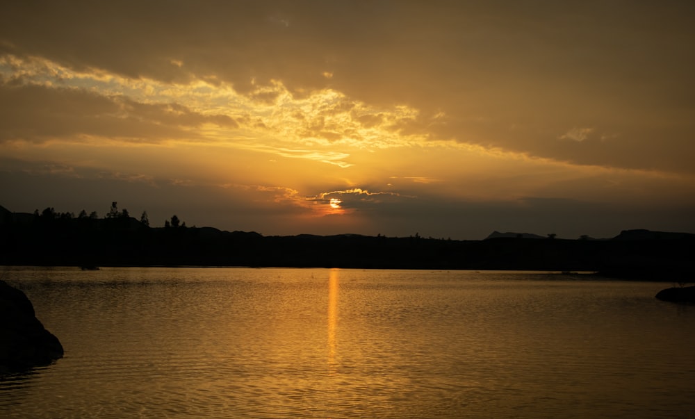 Silueta de la isla durante la puesta del sol