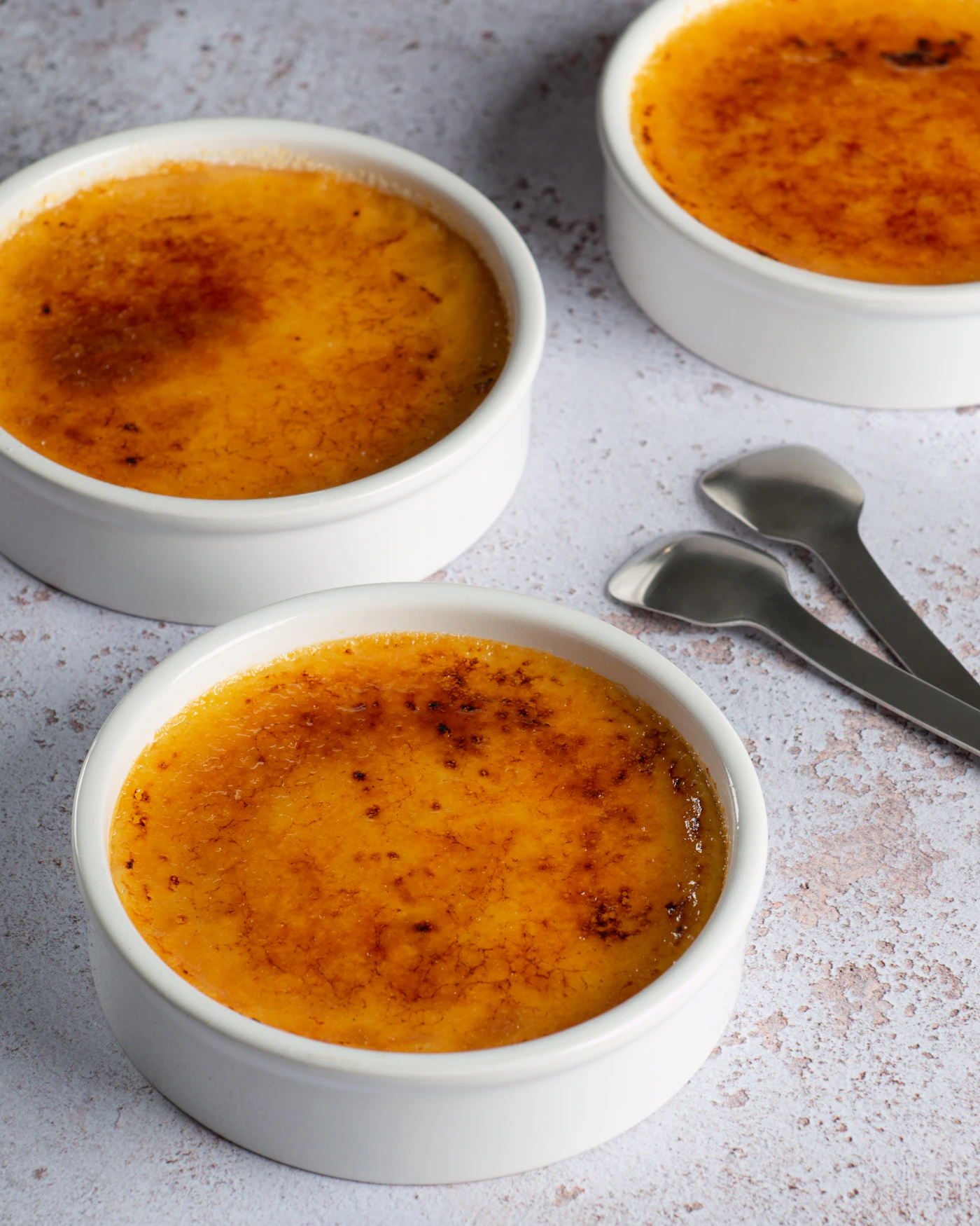 Vanilla crème brûlée with a caramelised top