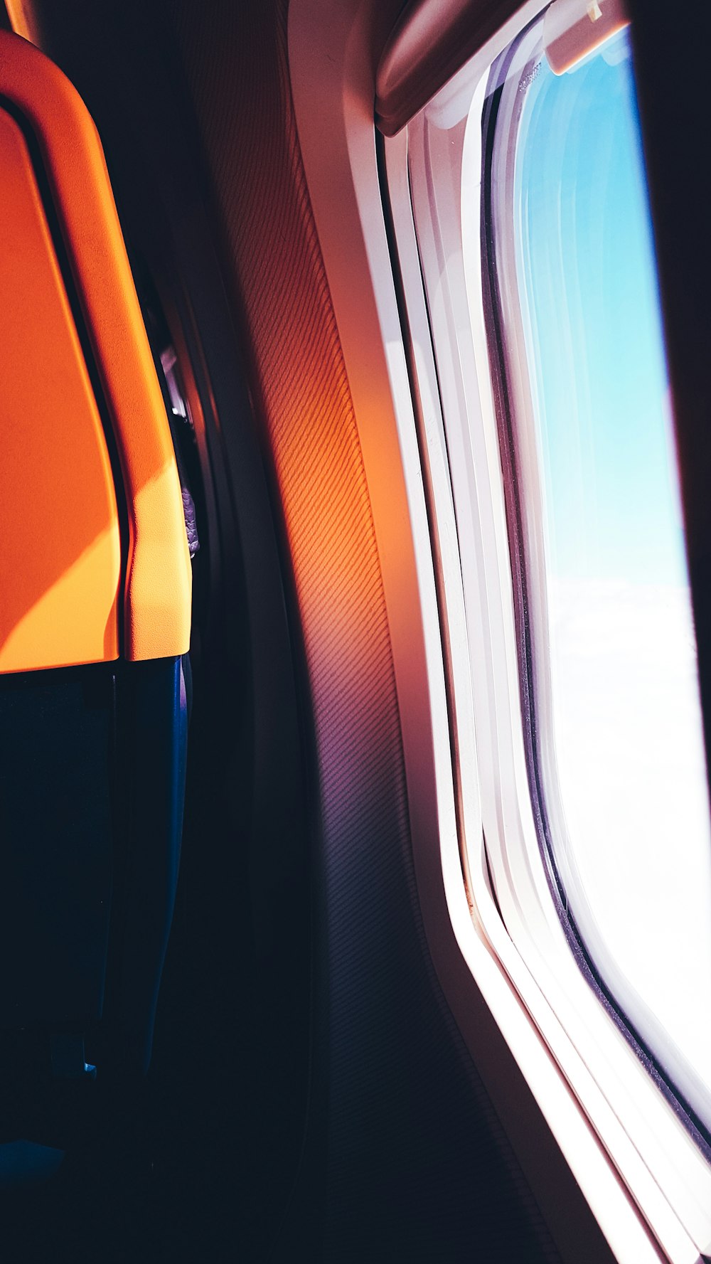 finestrino dell'aeroplano nero e arancione