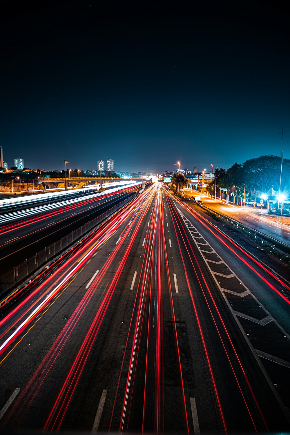 Fotografía de lapso de tiempo de automóviles en carretera durante la noche