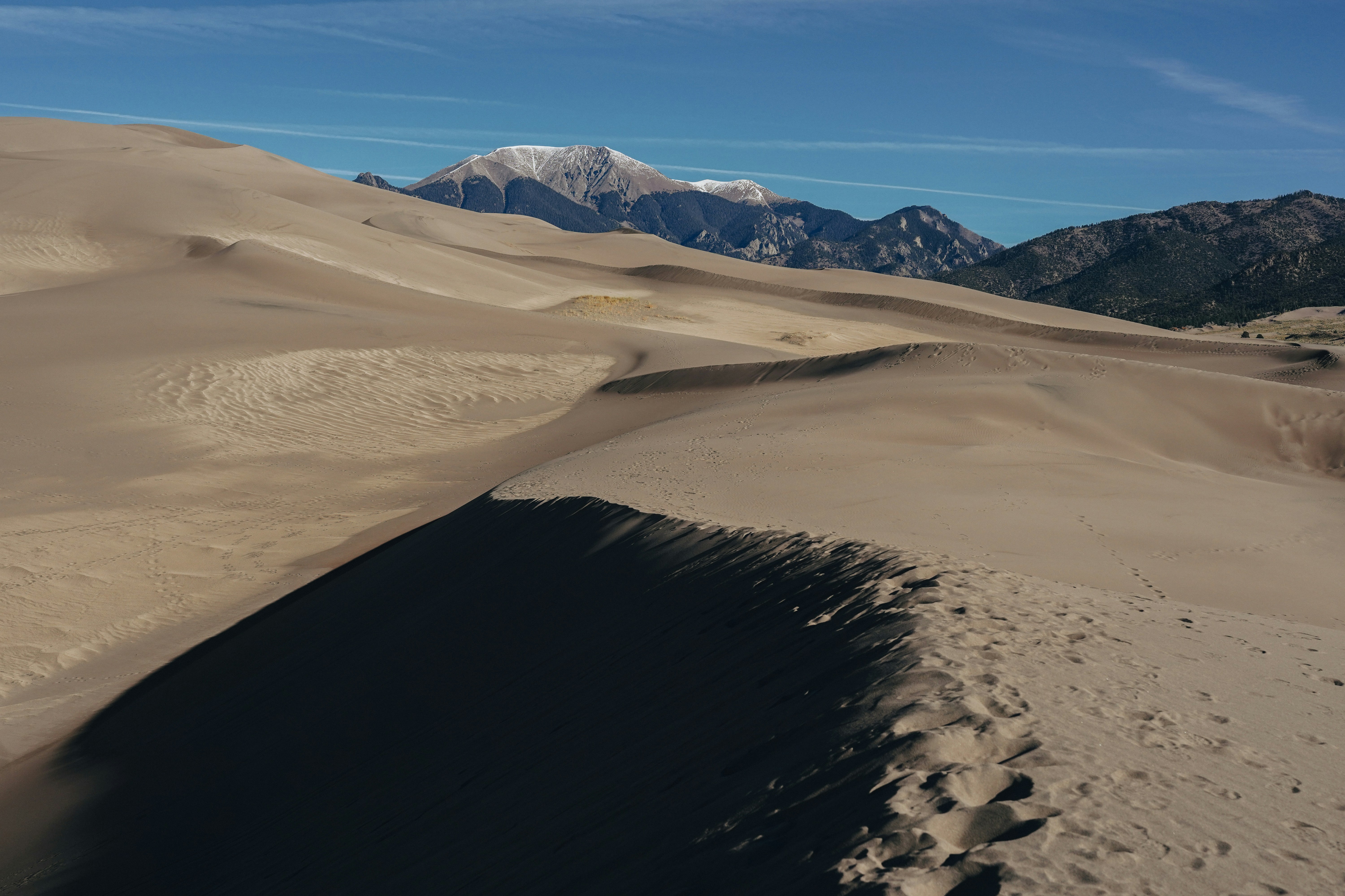 montagne enneigée pendant la journée