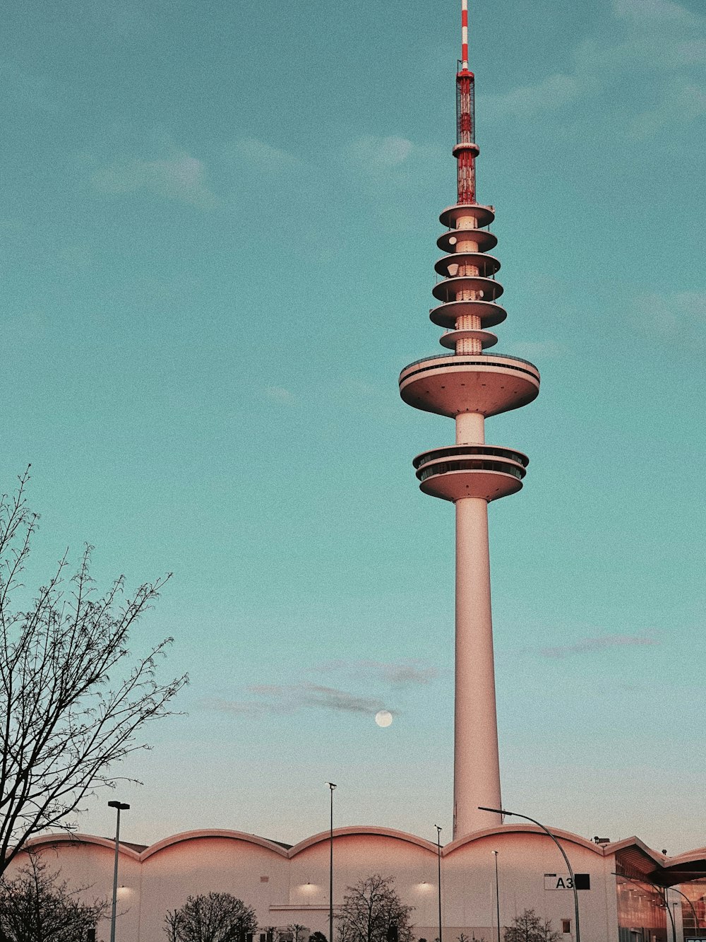 Torre blanca y marrón bajo el cielo azul durante el día