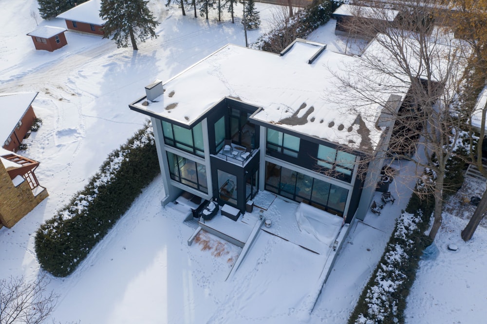 casa di legno blu e bianca su terreno innevato