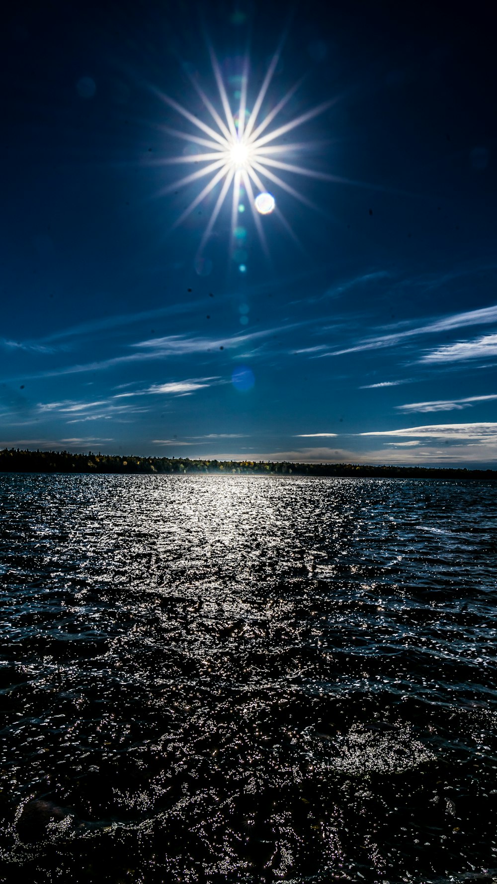 plan d’eau sous le ciel bleu pendant la journée