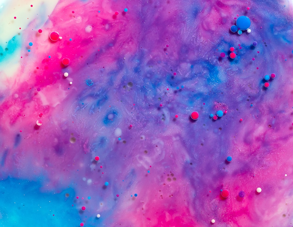 bolhas azuis e cor-de-rosa na água