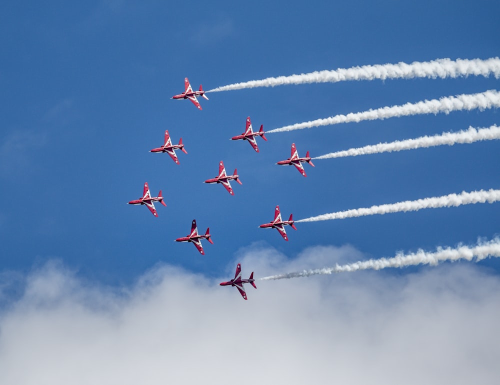 Ocho aviones de combate en el cielo