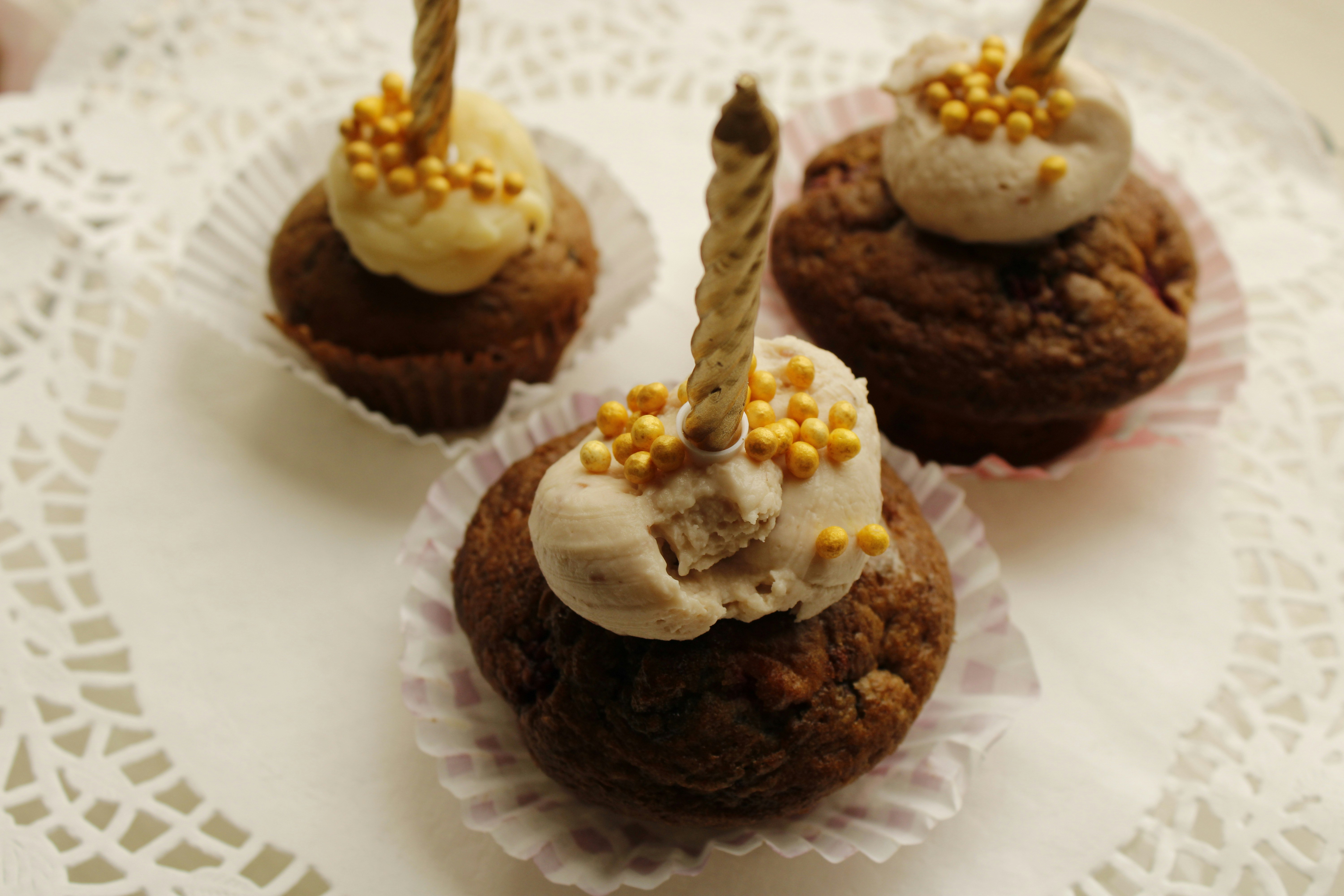 Cupcake al cioccolato con glassa bianca su carta assorbente bianca foto –  Immagine gratis di Cibo su Unsplash, image size:3000x2000