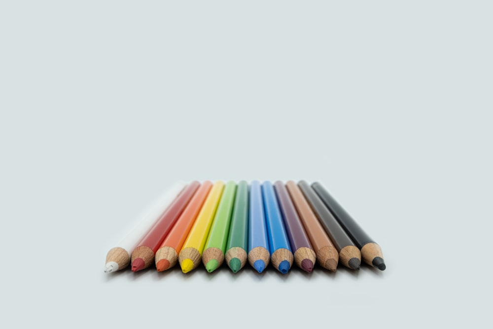 crayons de couleur sur fond blanc