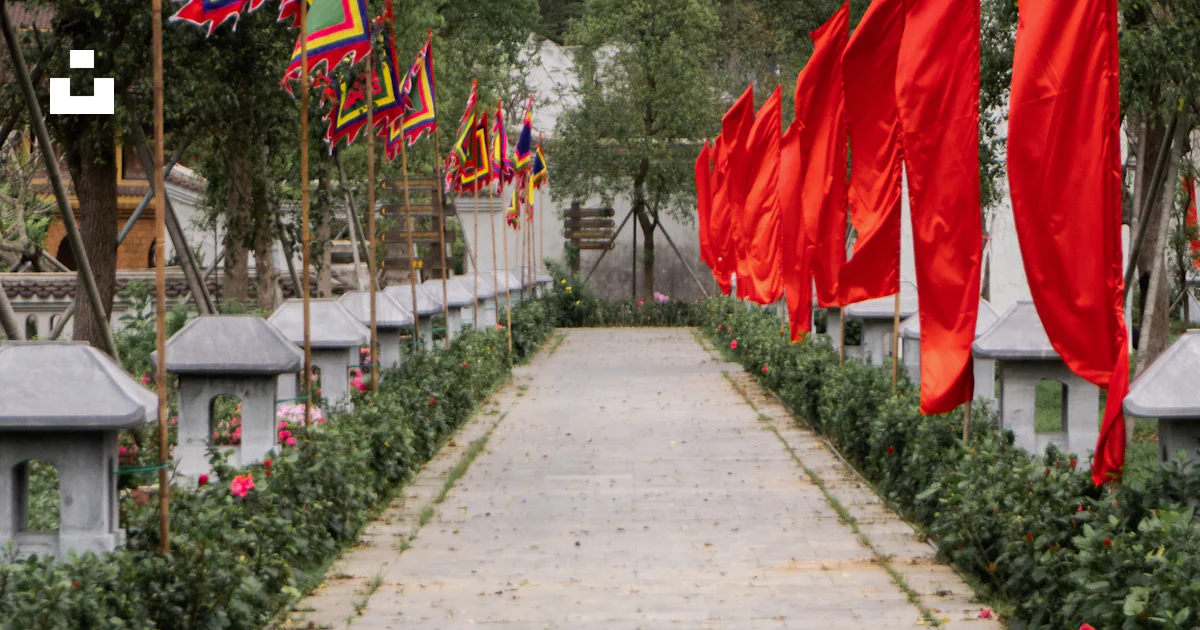 Red and green flags on gray concrete pathway photo – Free Repeat Image ...