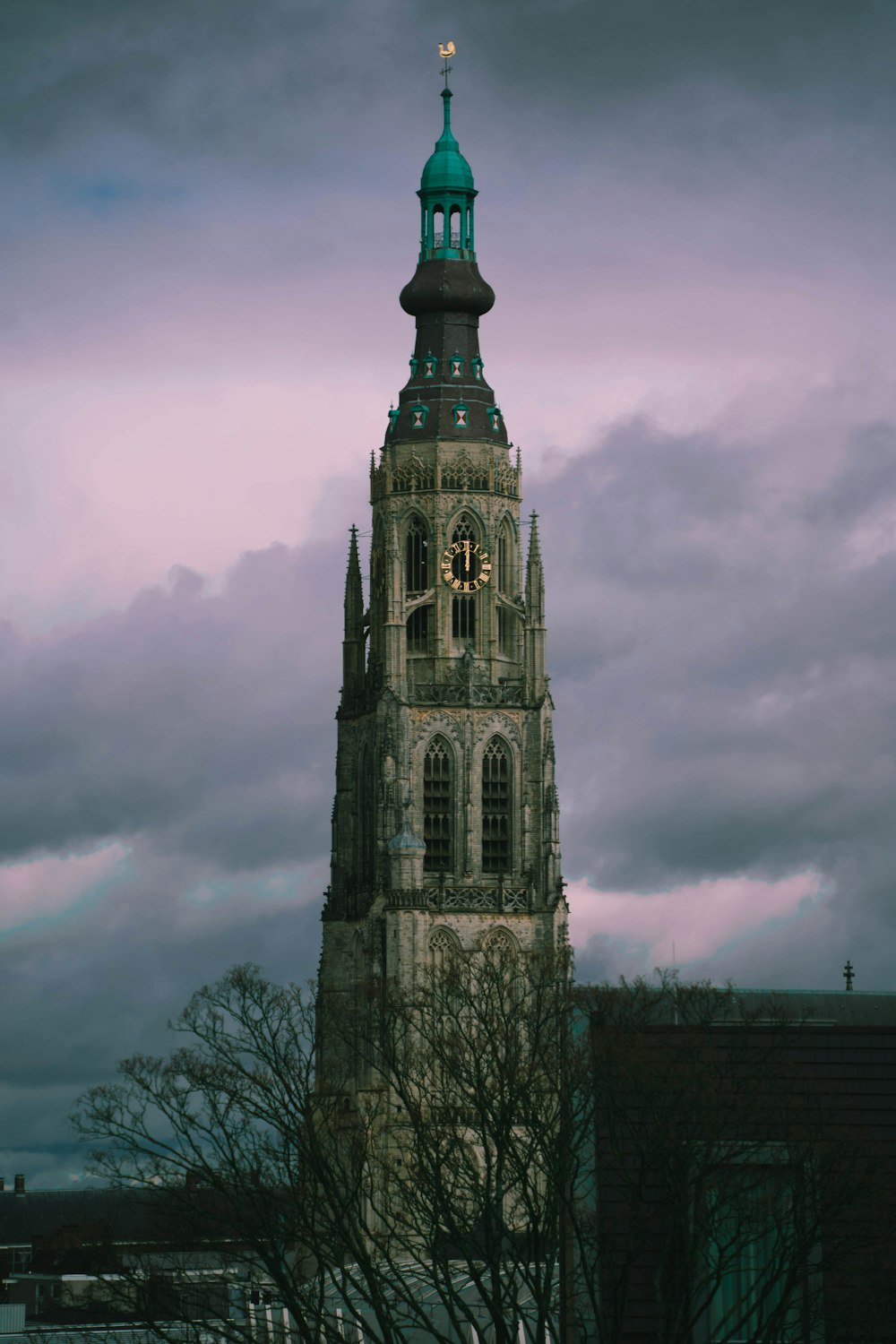 Bâtiment en béton gris sous ciel gris