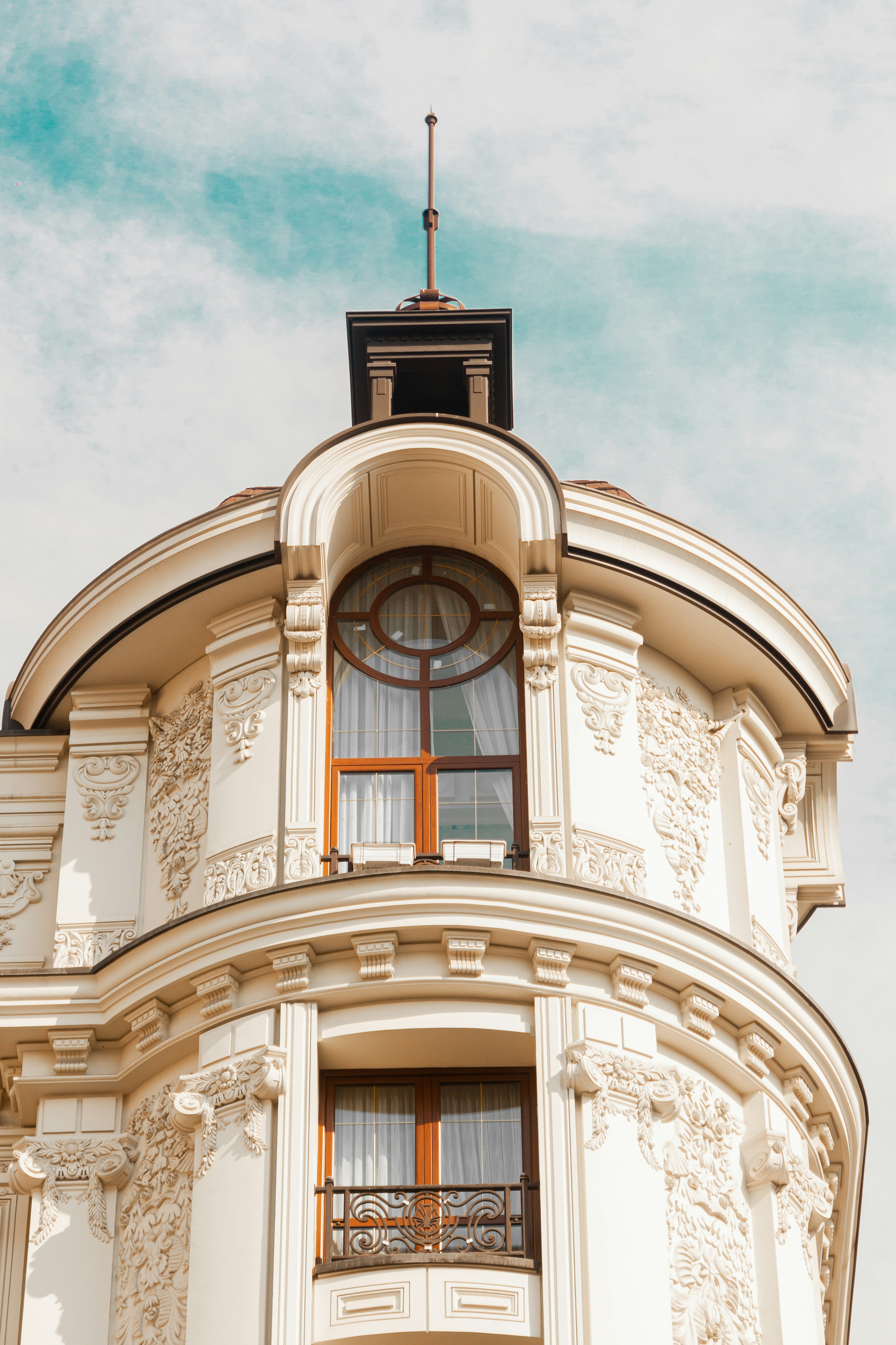 Edificio de hormigón blanco bajo nubes blancas durante el día