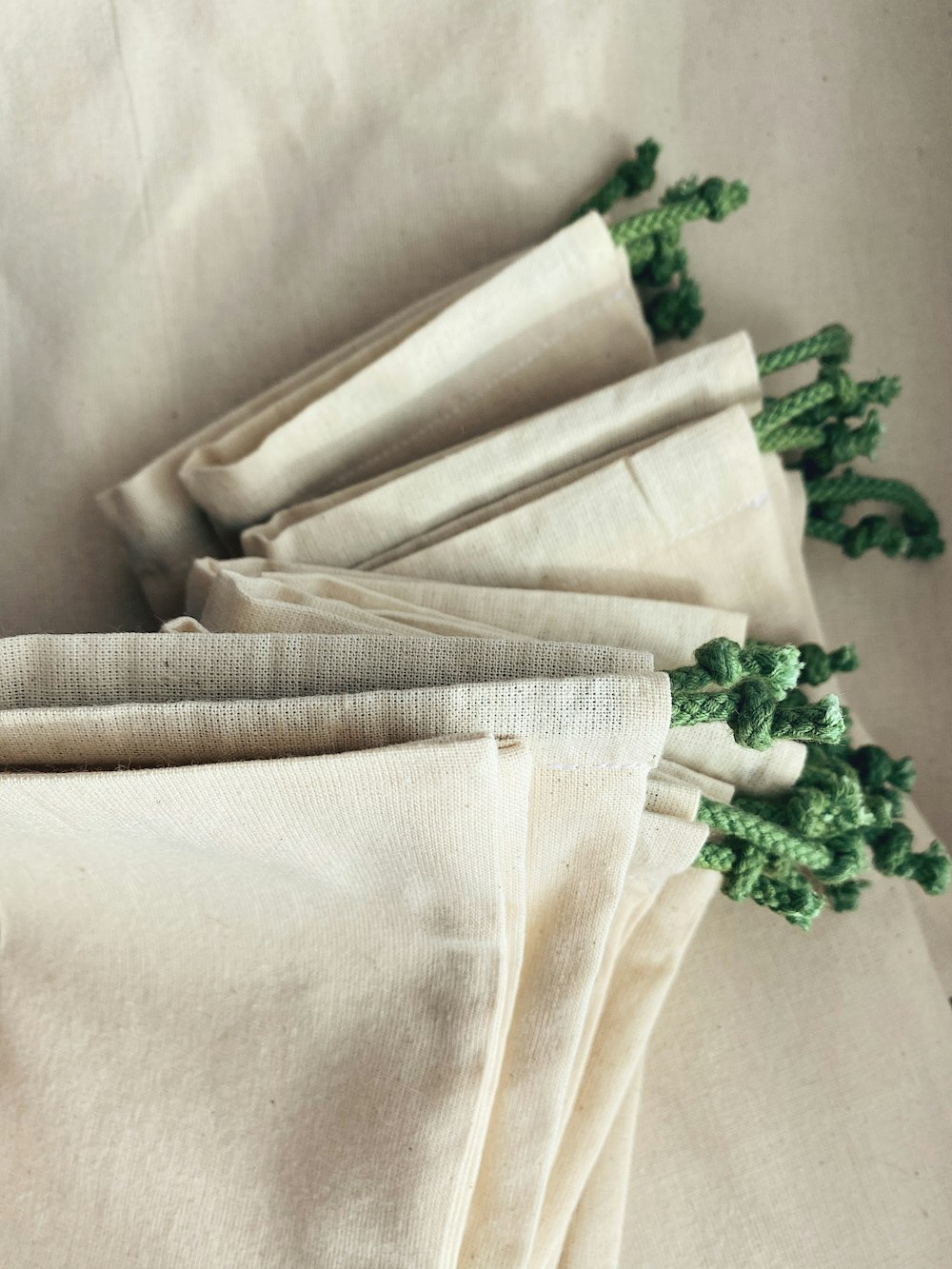 Textil floral blanco y verde